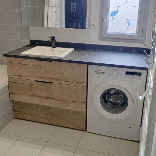 Meuble lave linge à droite avec plan stratifié