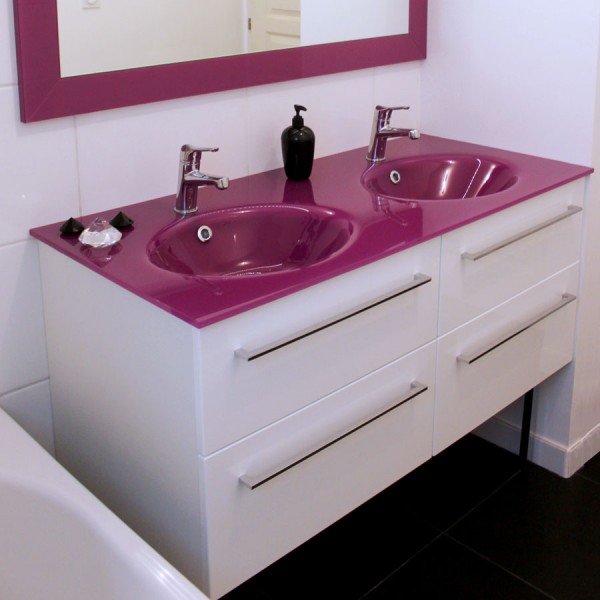 Meuble salle de bain sur mesure, plan verre brillant couleur rose, 4 tiroirs blancs